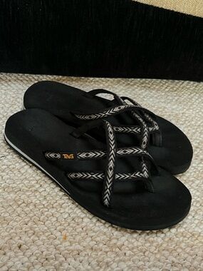 W9 Teva OLOWAHU Black Strappy Sandals with